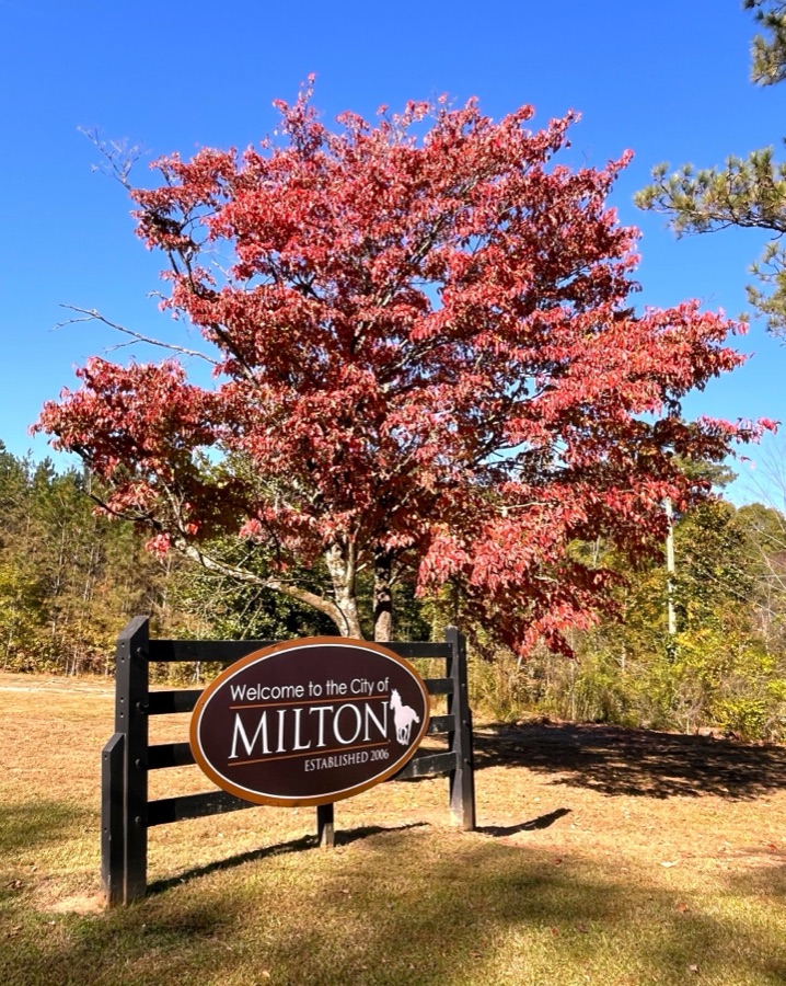 Welcome to the City of Milton sign in fall